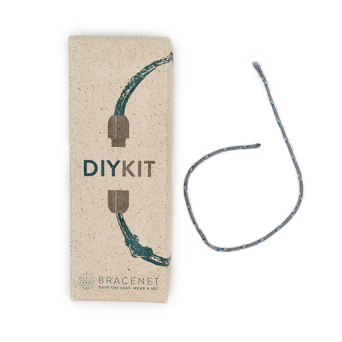 Abbildung der BRACENET DIY KIT Verpackung mit einem grauen alten Fischernetz zur Fertigung eines nachhaltigen Armbands