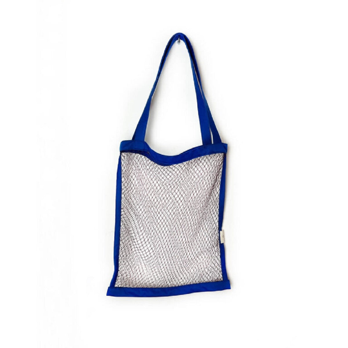 Abbildung des BRACENET Einkaufsbeutel Mediterranean Sea, handgefertigt aus alten Fischernetzen in dunkelrot und Blau umrandet