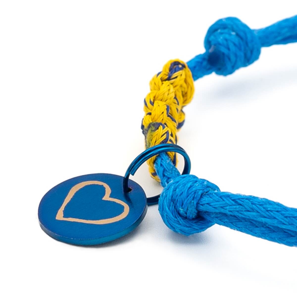 Ansicht des Blue Heart Anhängers in blau an einem BRACENET Armband in blau/gelb