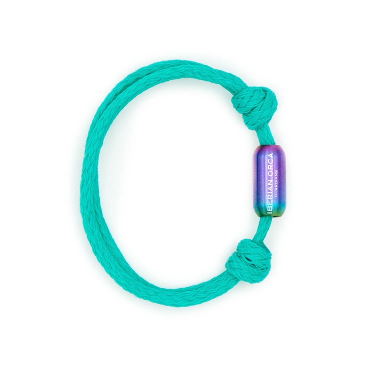 Ansicht des BRACENET Upcycling Armbands Atlantida größenverstellbar für Sarah Connor und die Iberian Orca Guardians, handgefertigt aus türkisen Fischernetzen mit bunter Tube