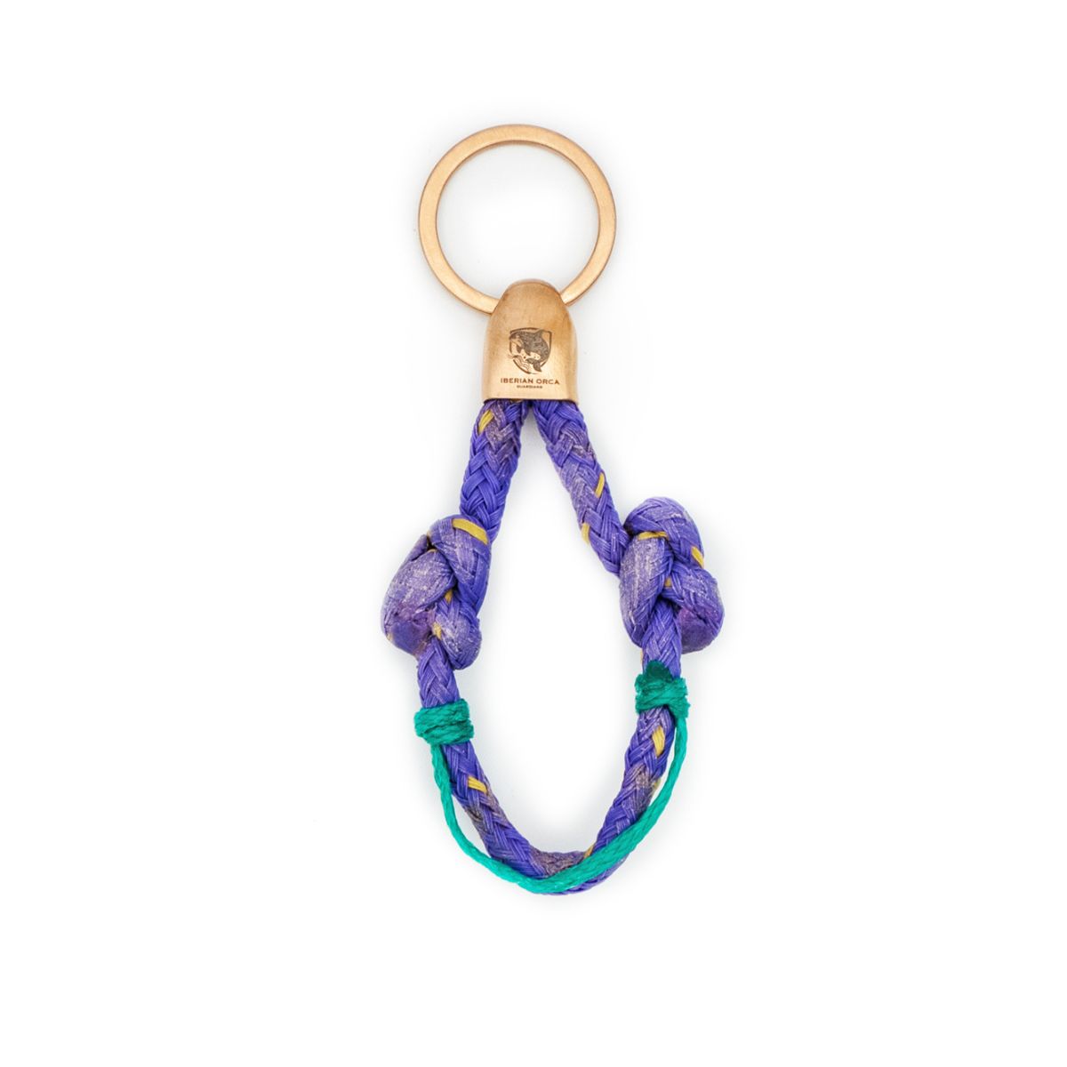 Ansicht des BRACENET Upcycling Schlüsselanhängers Iberian Orca Guardians in Kooperation mit Sarah Connor, aus alten Fischernetzen in lila/grün mit roségoldener Edelstahlkappe