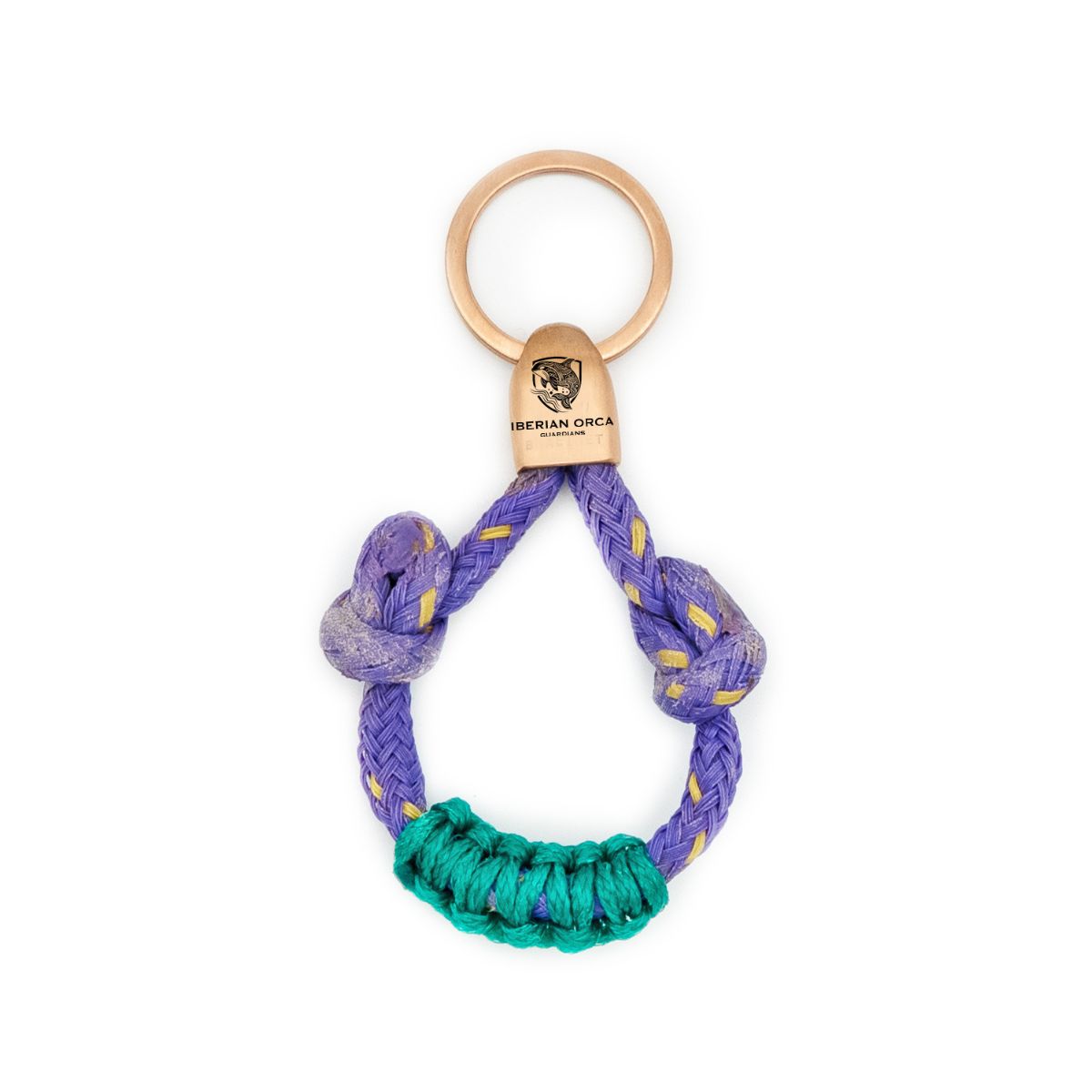 Ansicht des BRACENET Upcycling Schlüsselanhängers Iberian Orca Guardians in Kooperation mit Sarah Connor, aus alten Fischernetzen in lila und grünem Makramee mit roségoldener Edelstahlkappe
