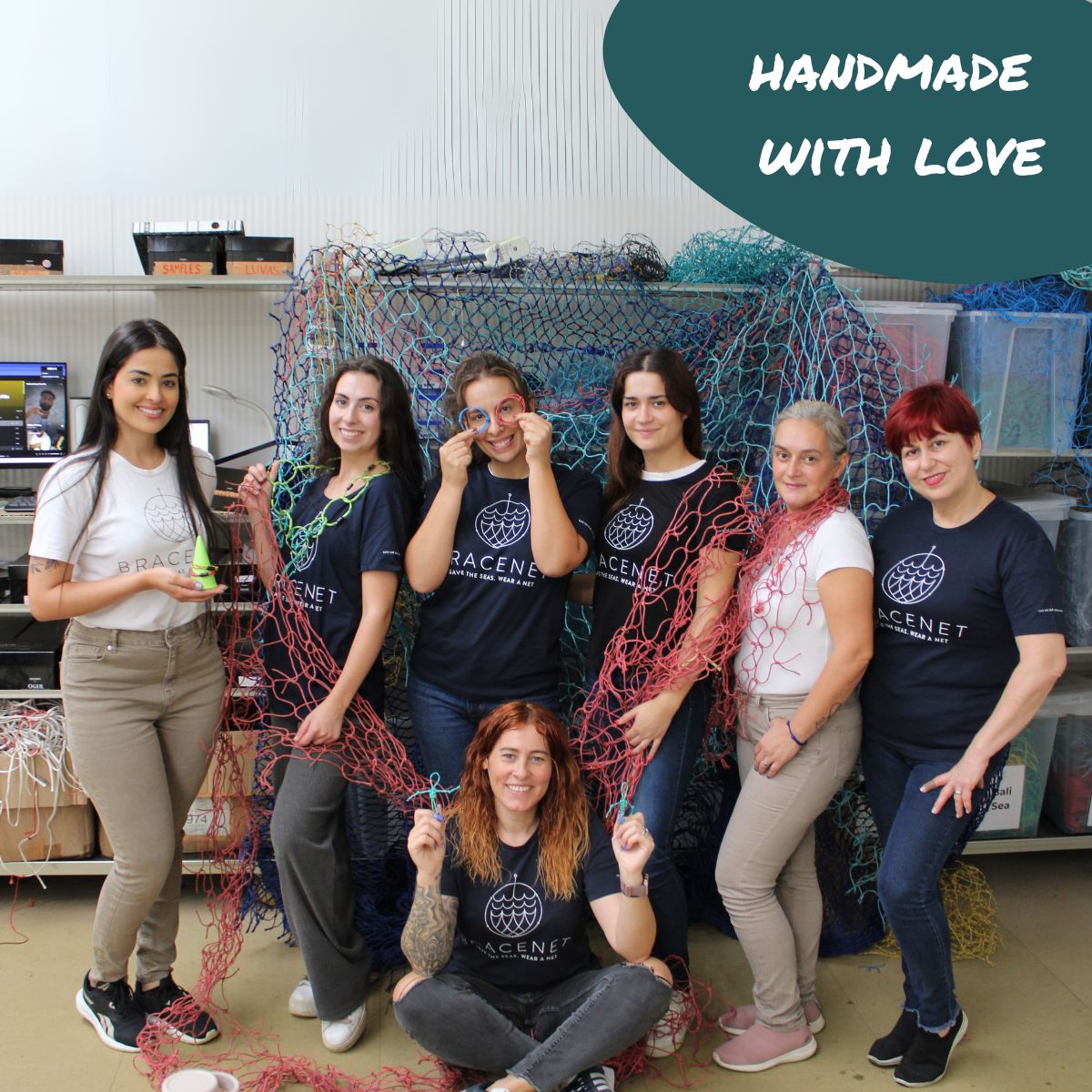 BRACENET Team Foto aus der Werkstatt in Porto, zur Fertigung der nachhaltigen Armbänder aus Geisternetzen