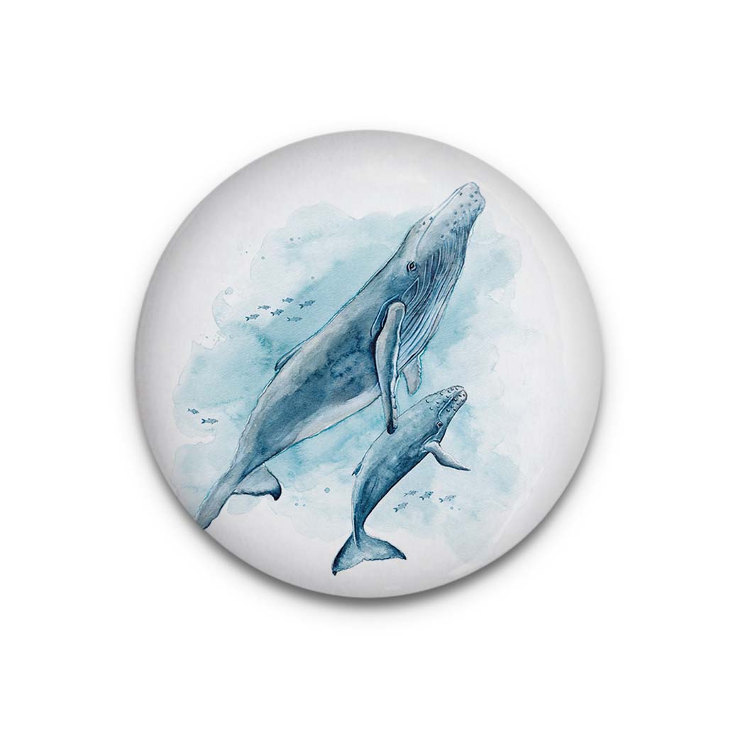 BRACENET X MALUU Dekomagnet mit einem Aquarell Motiv mit zwei Walen auf weißen Hintergrund