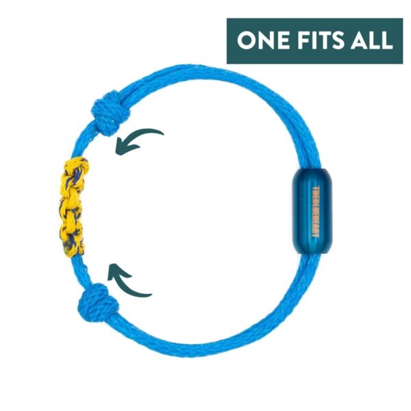 Größenverstellbares Upcycling-Armband aus Fischernetz BRACENET x The Blue Heart in blau mit gelbem Makramee und blauer Tube mit graviertem Logo