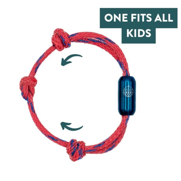 Größenverstellbares Upcycling-Armband aus Fischernetz für Kinder BRACENET Kids Red Sea in Rot mit blauen Sprenkeln und blauer Tube mit graviertem Logo