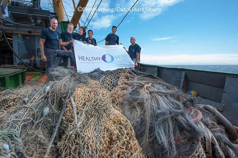 Teamfoto von Healthy Seas auf Schiff mit geborgenen Geisternetzen und Dolly Ropes