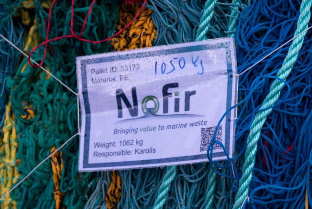 After Nofir has dismantled the nets, our friends from the Lebenshilfewerk Neumünster help us in storing them.