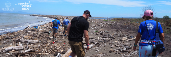 Unser Team ist bei einem Clean Up am Strand.