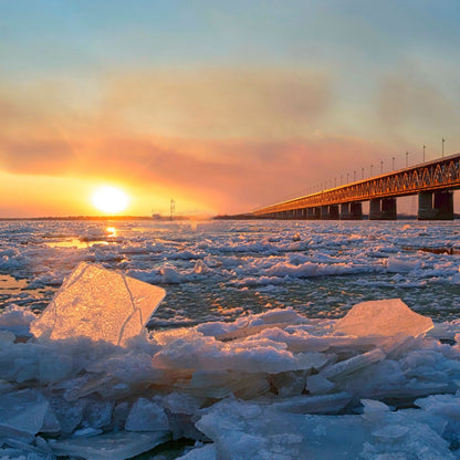 Amur Bay bei Sonnenuntergang mit Eisschollen auf dem Wasser. 