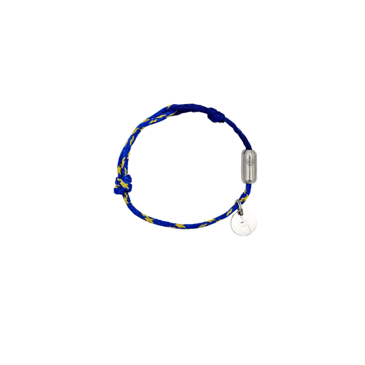 BRACENET Upcycling Armband Insel Sylt II aus alten Fischernetzen in dunkelblau und blau-gelb, mit einem silbernen Magnetverschluss und Anhänger mit einer Inselgravur von Sylt