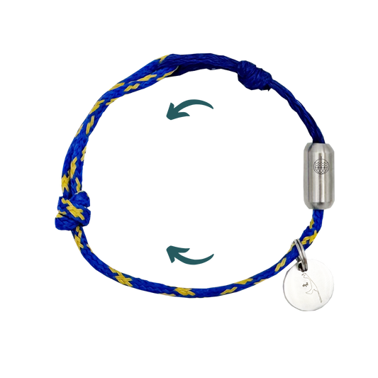 BRACENET Upcycling Armband Insel Sylt II aus alten Fischernetzen in dunkelblau und blau-gelb, mit einem silbernen Magnetverschluss und Anhänger mit einer Inselgravur von Sylt