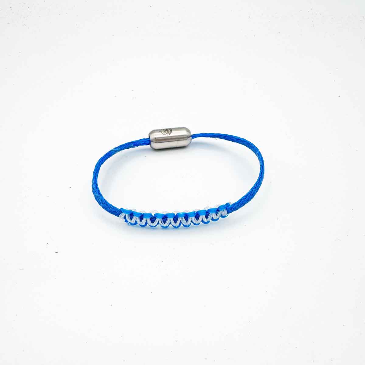 Dezember BRACENET Upcycling Armband Arctic Ocean II aus blauen Fischernetzen mit Makramee Knoten in Hellblau und Magnetverschluss aus Edelstahl in Silber.