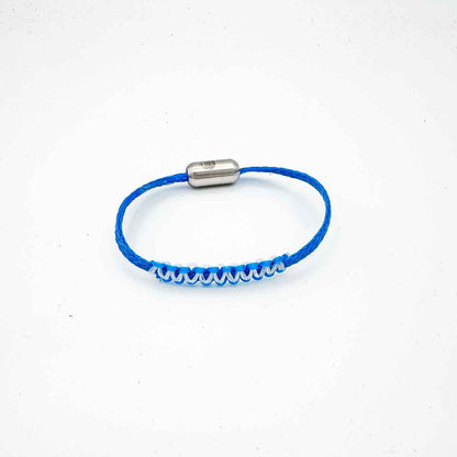 Dezember BRACENET Upcycling Armband Arctic Ocean II aus blauen Fischernetzen mit Makramee Knoten in Hellblau und Magnetverschluss aus Edelstahl in Silber.