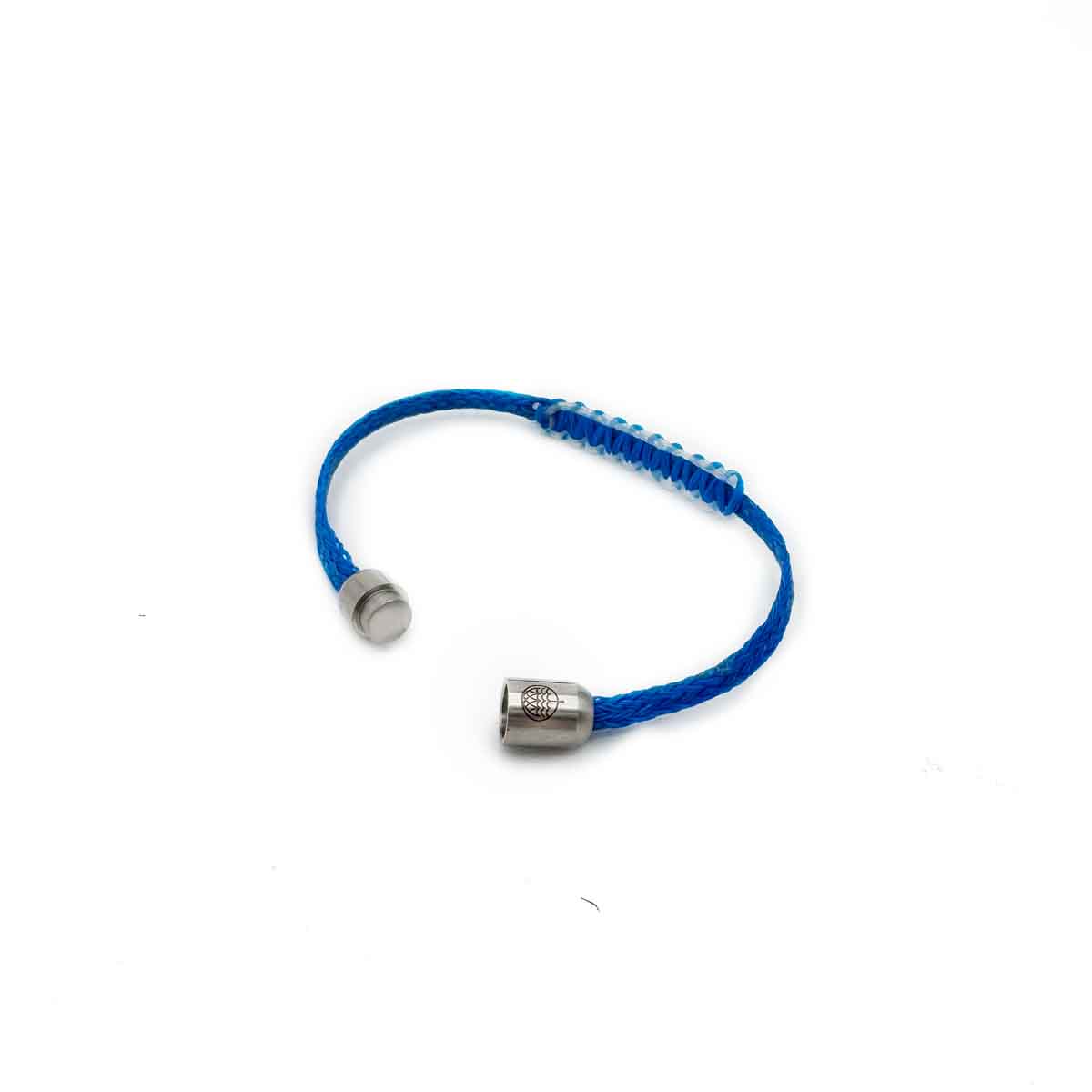 Dezember BRACENET Upcycling Armband Arctic Ocean II aus blauen Fischernetzen mit Makramee Knoten in Hellblau und Magnetverschluss aus Edelstahl in Silber.