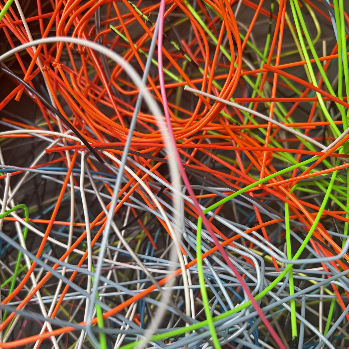 Alte Tennissaiten in verschiedenen Farben. 
