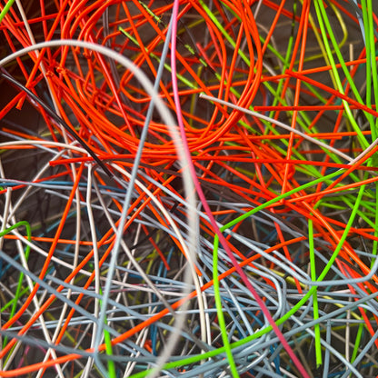 Alte Tennissaiten in verschiedenen Farben. 