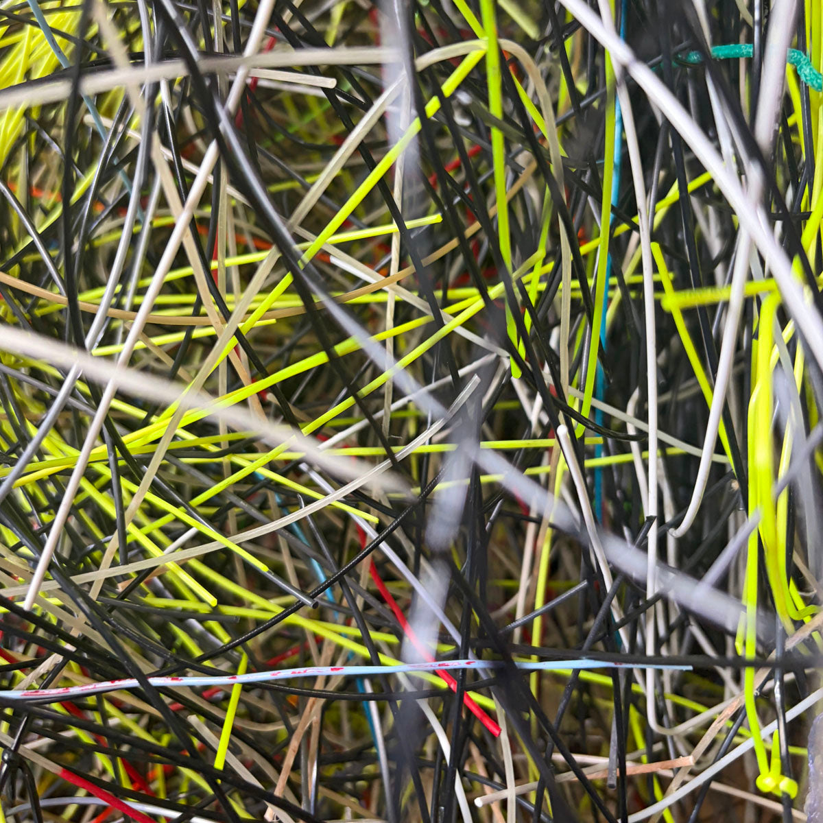 Alte Tennissaiten in verschiedenen Farben