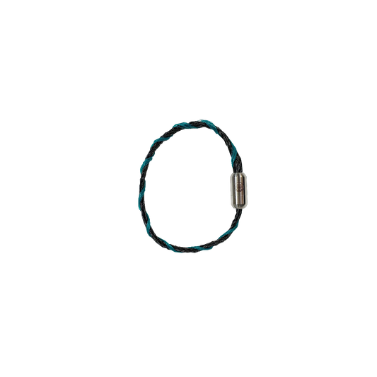 November BRACENET Upcycling Armband Timor Sea aus schwarzen und petrolfarbenen Fischernetzen mit silber Verschluss.