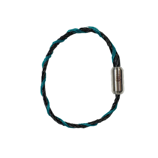 November BRACENET Upcycling Armband Timor Sea aus schwarzen und petrolfarbenen Fischernetzen mit silber Verschluss.