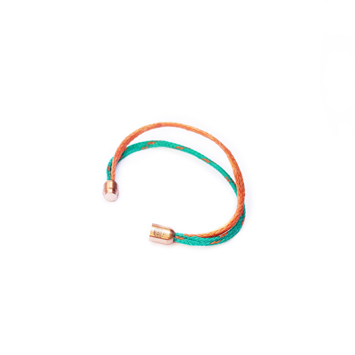 August Bracenet Phuket Armband aus Fischernetz mit einem Strang Fischernetz in Grün mit Highlights in Orange, einem Strang Fischernetz in Orange und einem Magnetverschluss in Roségold.
