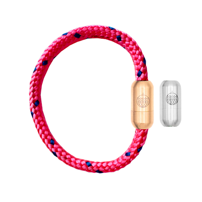 Gulf of Bothnia Bracenet aus Fischernetz in Pink mit blauen Punkten und Magnetverschluss in Roségold und Silber.