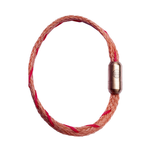 Februar Bracenet Amur Bay aus lachsfarbenen Fischernetz mit roten Dolly Ropes verziert und mit roségoldenen Magnetverschluss. 