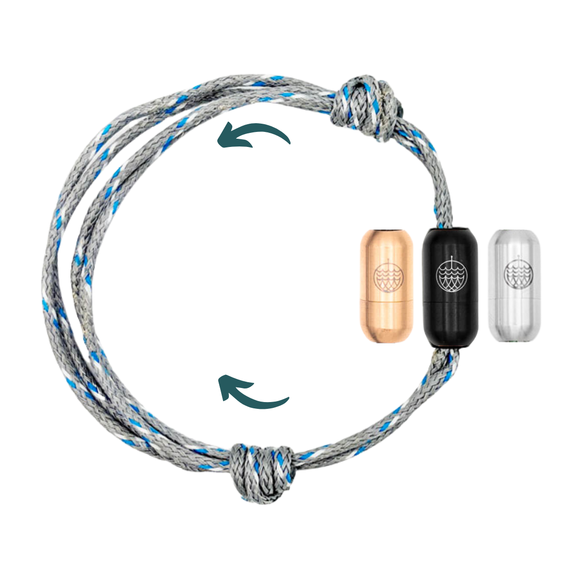 Das größenverstellbare Baltic Sea Bracenet, gefertigt aus alten Fischernetzen in Grau mit Punkten in Blau und Weiß und mit Bajonettverschluss in Roségold, Schwarz oder Silber. 