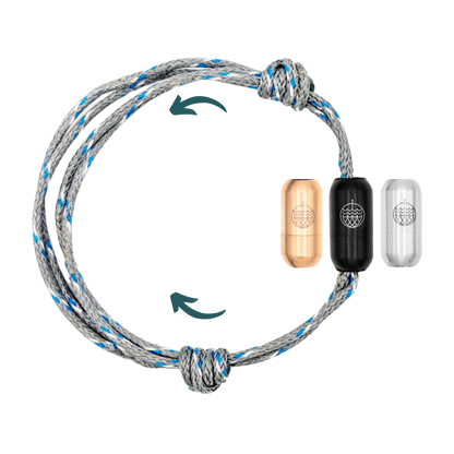 Das größenverstellbare Baltic Sea Bracenet, gefertigt aus alten Fischernetzen in Grau mit Punkten in Blau und Weiß und mit Bajonettverschluss in Roségold, Schwarz oder Silber. 