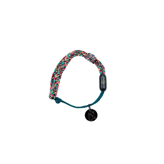 BRACENET Upcycling Armband Insel Rügen aus grünen und bunten Fischernetzen mit schwarzem Verschluss und Anhänger mit Inselgravur.