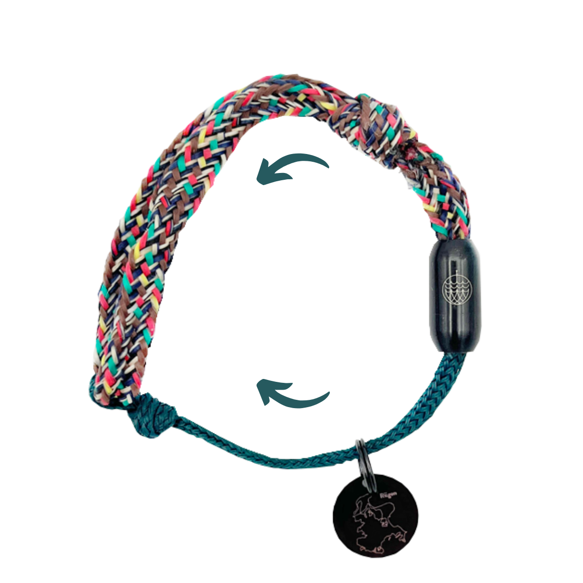 BRACENET Upcycling Armband Insel Rügen aus grünen und bunten Fischernetzen mit schwarzem Verschluss und Anhänger mit Inselgravur.