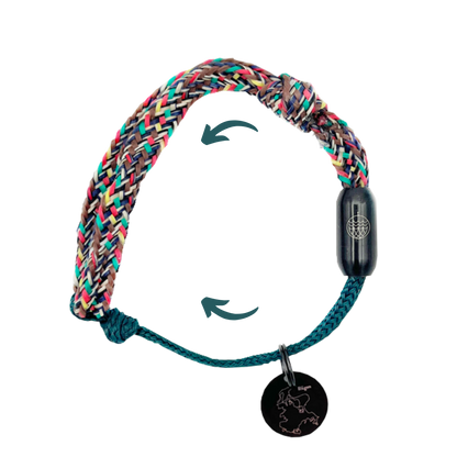 BRACENET Upcycling Armband Insel Rügen aus grünen und bunten Fischernetzen mit schwarzem Verschluss und Anhänger mit Inselgravur.