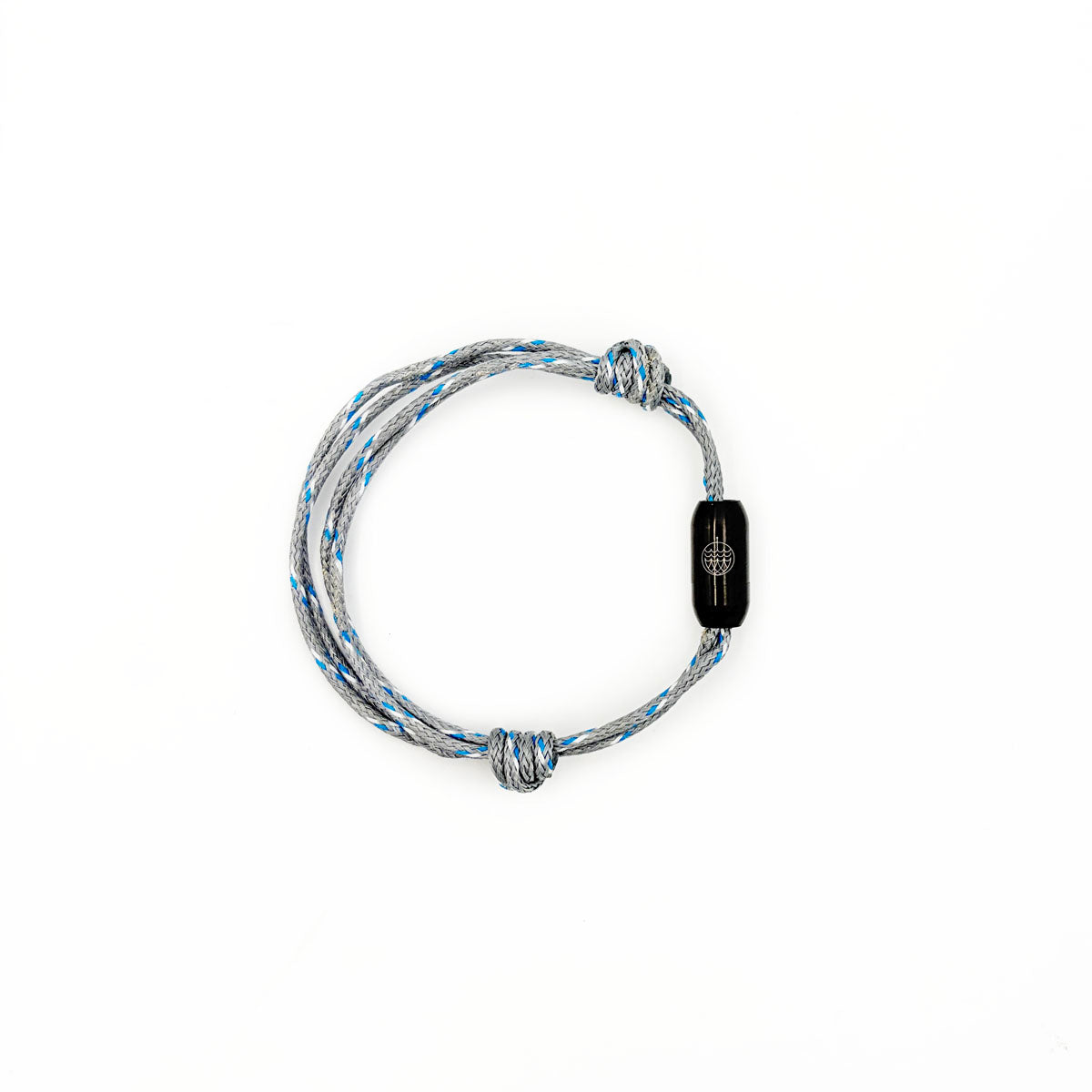 Das größenverstellbare Baltic Sea Bracenet, gefertigt aus alten Fischernetzen in Grau mit Punkten in Blau und Weiß und mit Bajonettverschluss in Schwarz.