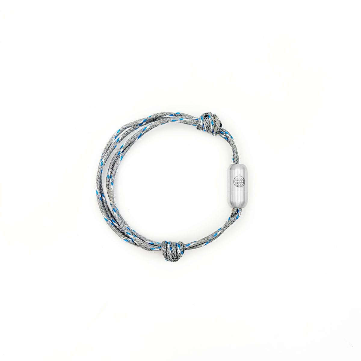 Das größenverstellbare Baltic Sea Bracenet, gefertigt aus alten Fischernetzen in Grau mit Punkten in Blau und Weiß und mit Bajonettverschluss in Silber. 