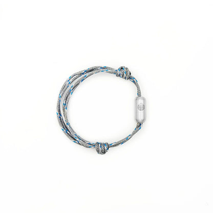 Das größenverstellbare Baltic Sea Bracenet, gefertigt aus alten Fischernetzen in Grau mit Punkten in Blau und Weiß und mit Bajonettverschluss in Silber. 
