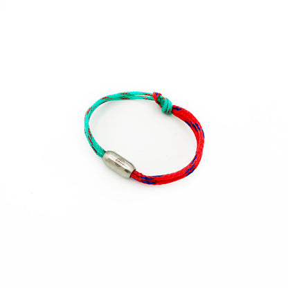 April Bracenet Gulf of Mannar aus Fischernetz in Rot und Türkis mit Knoten und mit Bajonettverschluss in Silber.  