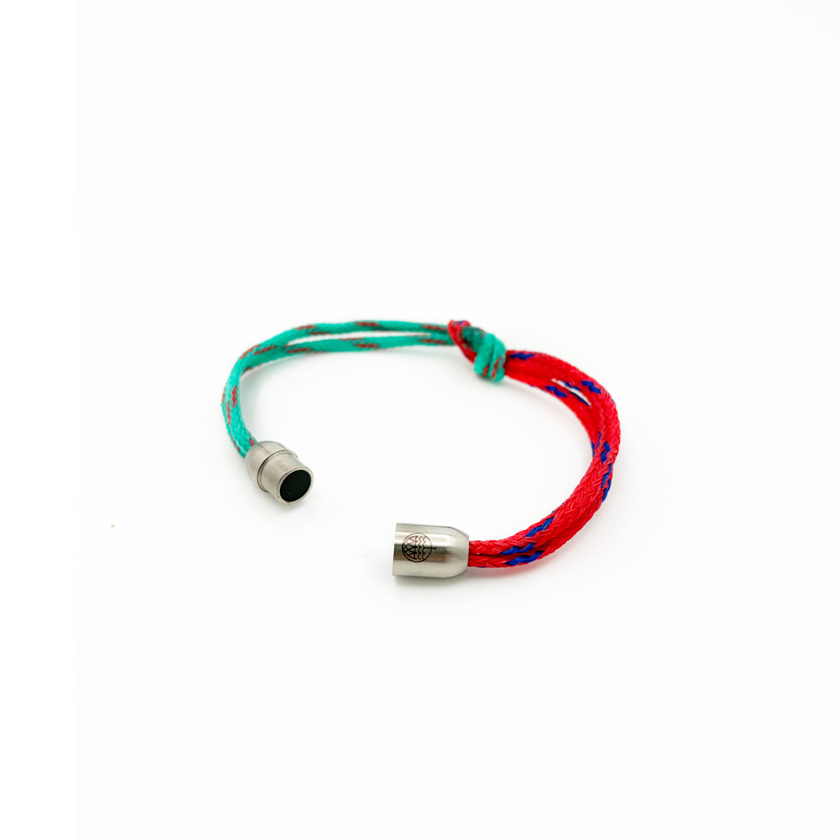 April Bracenet Gulf of Mannar aus Fischernetz in Rot und Türkis mit Knoten und mit Bajonettverschluss in Silber.  