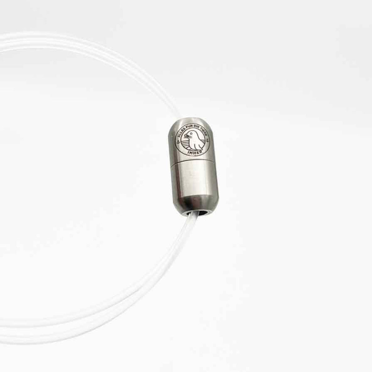 Alles für die Tiere immer - Robbe "Walvis" Armband aus transparenten Langleinen von BRACENET mit Drehverschluss in silber und "Alles für die Tiere, immer" Gravur mit Robben-Motiv.