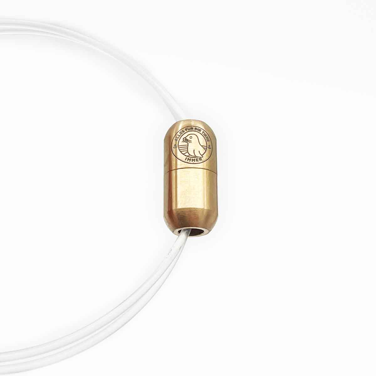 Alles für die Tiere immer - Robbe "Walvis" Armband aus transparenten Langleinen von BRACENET mit Drehverschluss in roségold und "Alles für die Tiere, immer" Gravur mit Robben-Motiv. Durch das Armband hindurch sieht man Malte Zierden, der in einer Hand das Produkt hält und in der anderen die unverarbeiteten Langleinen. 