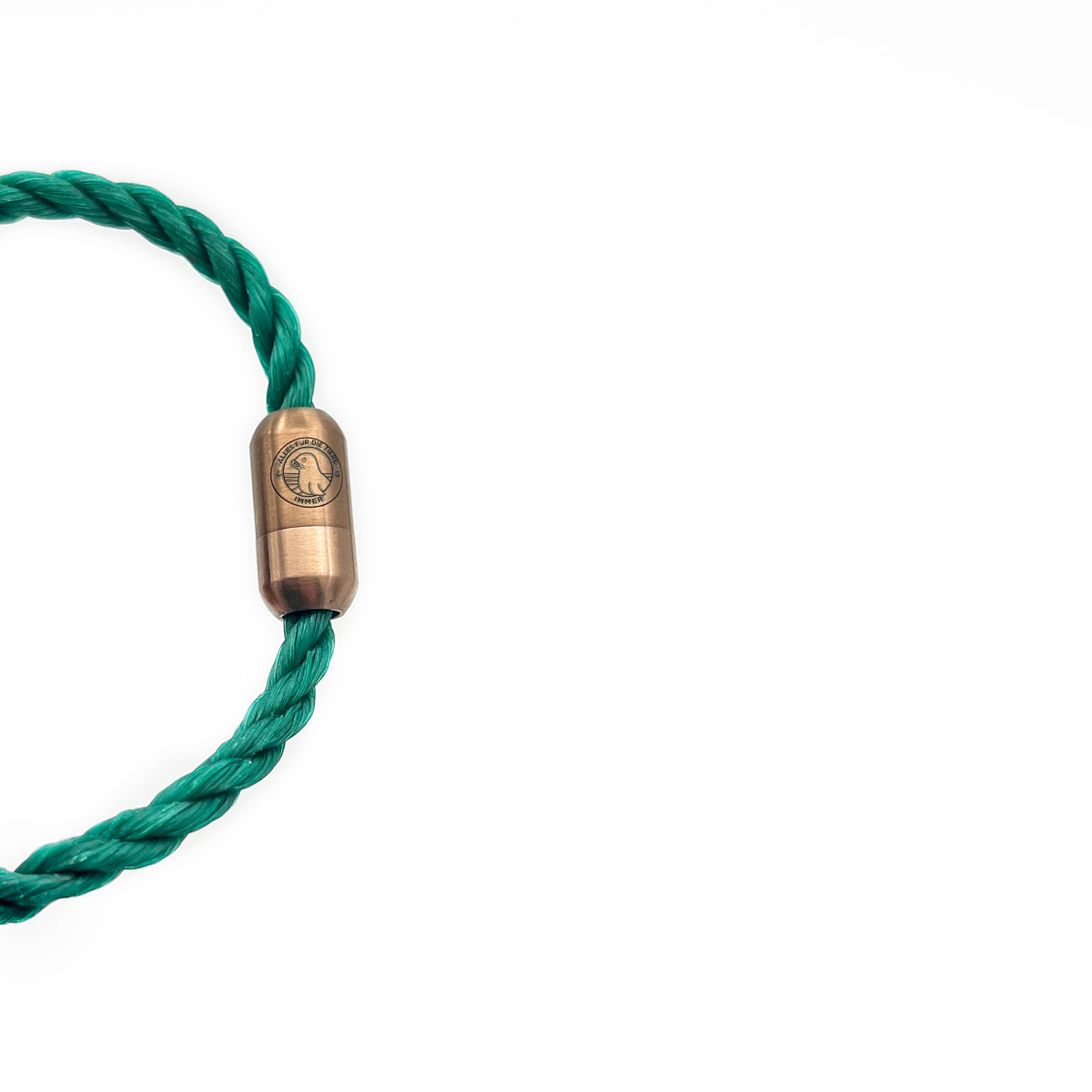 Alles für die Tiere immer - Robbe Peter Armband aus grünen Fischernetzen von BRACENET mit Magnetverschluss in roségold und "Alles für die Tiere, immer" Gravur mit Robben-Motiv. 