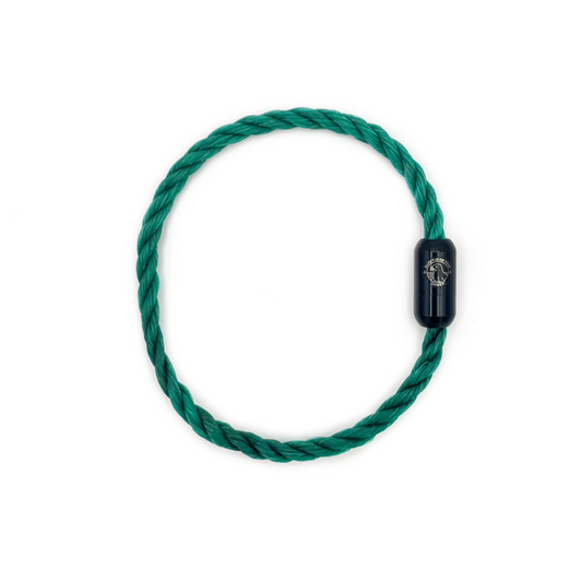 Alles für die Tiere immer - Robbe Peter Armband aus grünen Fischernetzen von BRACENET mit Magnetverschluss in schwarz und "Alles für die Tiere, immer" Gravur mit Robben-Motiv. 