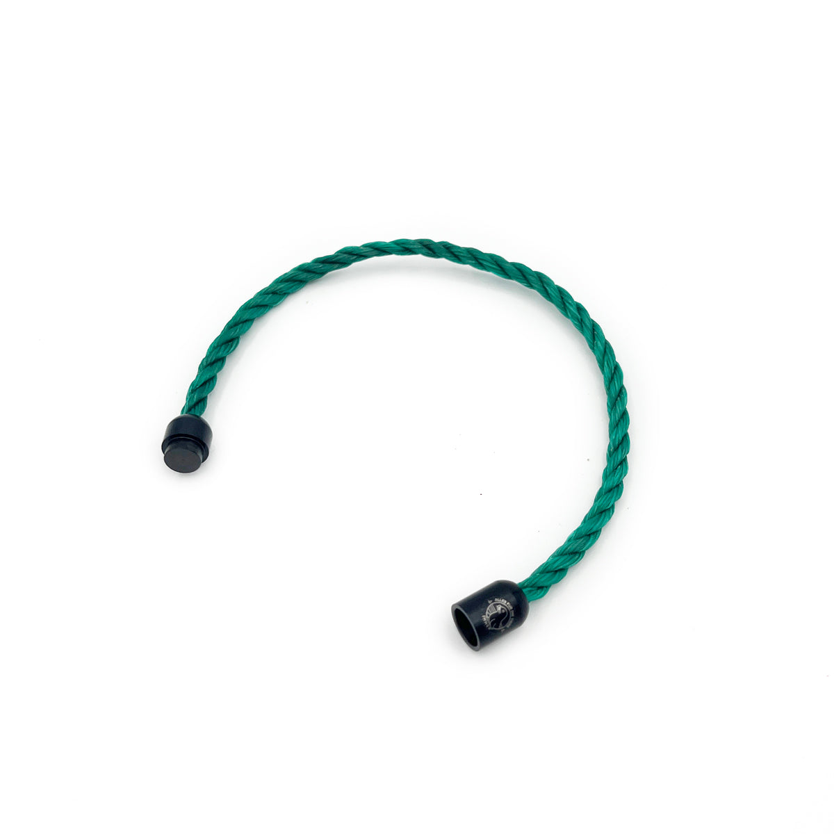 Alles für die Tiere immer - Robbe Peter Armband aus grünen Fischernetzen von BRACENET mit Magnetverschluss in schwarz und "Alles für die Tiere, immer" Gravur mit Robben-Motiv. 