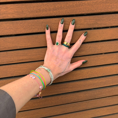 Person trägt das Enard Bay Bracenet aus Fischernetz in Weiß und Grün mit Umwicklung in der Mitte und mit Bajonettverschluss in Silber am Handgelenk.