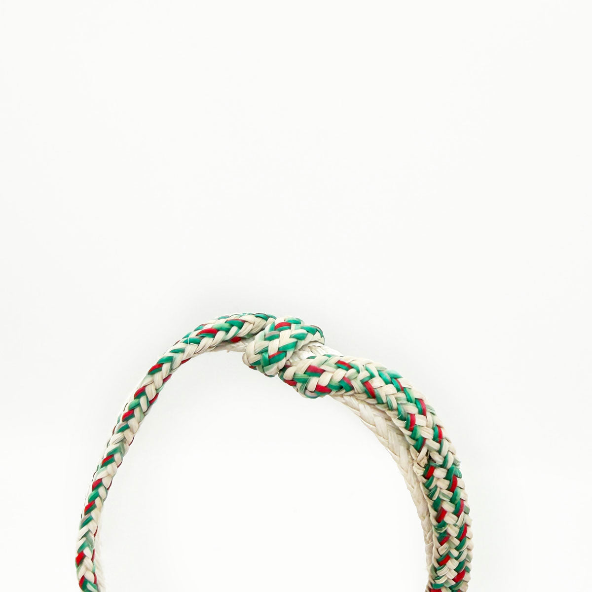 Enard Bay Bracenet aus Fischernetz in Weiß und Grün mit Umwicklung in der Mitte und mit Bajonettverschluss in Silber mit Fokus auf der Umwicklung