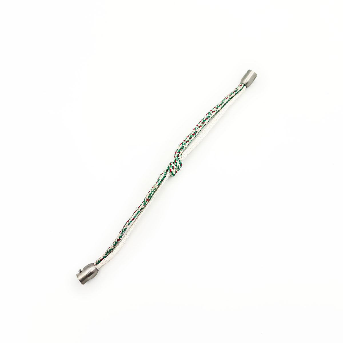 Das geöffnete Enard Bay Bracenet aus Fischernetz in Weiß und Grün mit Umwicklung in der Mitte und mit Bajonettverschluss in Silber.