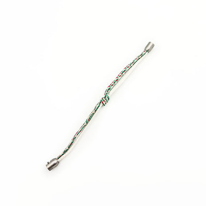 Das geöffnete Enard Bay Bracenet aus Fischernetz in Weiß und Grün mit Umwicklung in der Mitte und mit Bajonettverschluss in Silber.