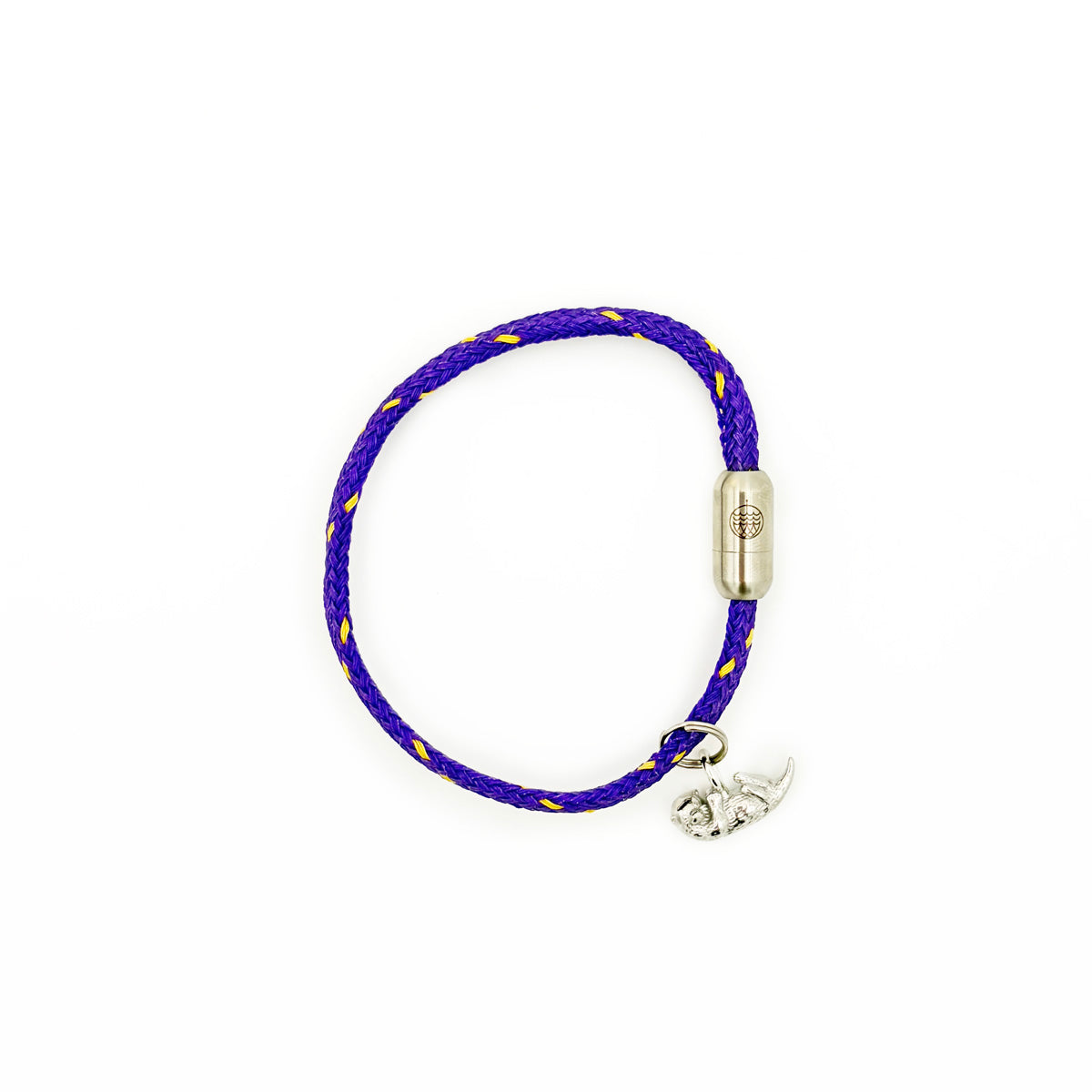 BRACENET Armband aus Fischernetz in Lila mit Magnetverschluss in Silber und einem Otter-Anhänger in Silber. 