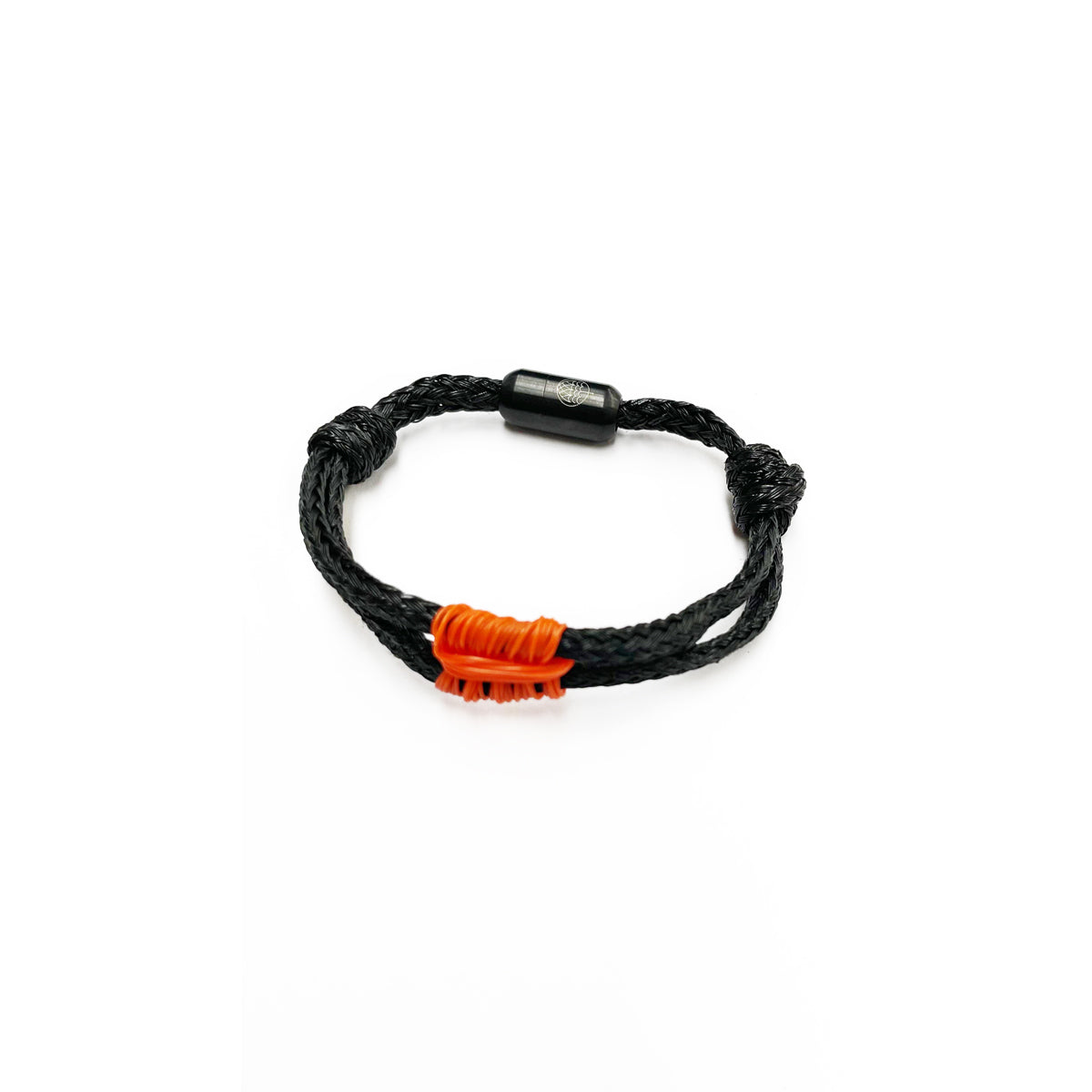 BRACENET Upcycling Armband Pumpkin Bay II aus schwarzen alten Fischernetzen mit einem Knotena aus orangenen Dolly Ropes und einem schwarzen Magnetverschluss.