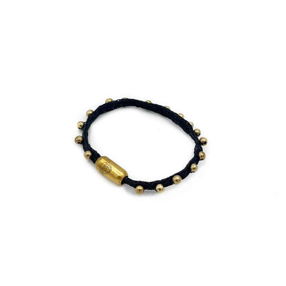 BRACENET Glam Edition Armband aus schwarzem Fischernetz mit goldenen Perlen und goldenem Magnet Verschluss.