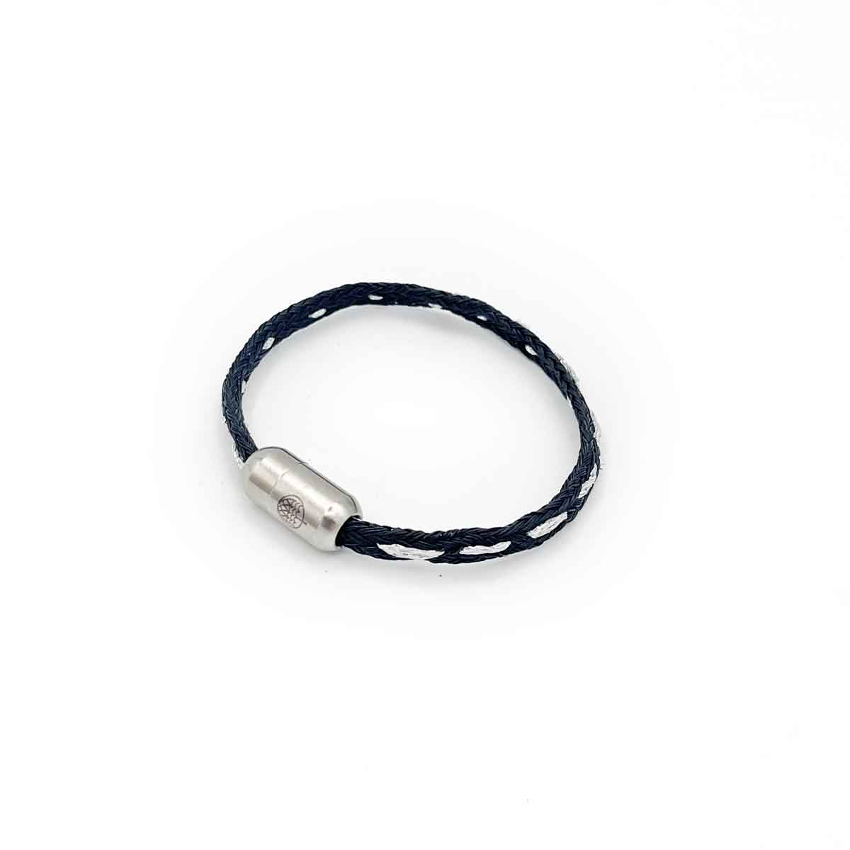 Das BRACENET Glam Edition Armband aus schwarzem Fischernetz mit silbernem Faden durchzogen und silbernem Magnetverschluss.
